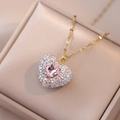 Funkelnde rosa Herz-Halskette mit bunten Kristallen auf einer goldenen Kette - Rosa Halsketten-Set (X2151)