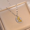 Collana con ciondolo luna e stella scintillante su raso champagne per donne - Collana Limone Giallo (X1784)