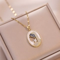 Collana con ciondolo Madonna dorata con cristalli blu e una piccola perla - Oro - Stile Vergine Maria
