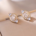 Orecchini a perno geometrici dorati con cristalli a forma di marquise e cuore - E416 Orecchini in Zirconia