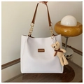 Bolso tote blanco minimalista con asas marrones, cadena dorada y colgante de oso - Con Colgante de Oso / Marrón