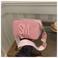 Dettaglio borsa a tracolla rosa con trama a grana incrociata e ampia tracolla jacquard - Rosa