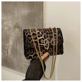 Detailansicht der Leopard-Umhängetasche mit goldener Kette und ovalem Metallschloss - Braun