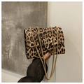 Detail der Leopardenmuster-Tasche mit Goldkette und ovalem Metallverschluss in Gold - Braun