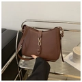 Sac sous le bras croissant marron foncé avec boucle dorée et bandoulière - Marron