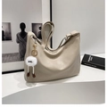 Sac hobo blanc cassé en cuir souple avec bandoulière réglable et breloque en peluche - Blanc (Avec Pendentif)
