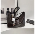 Sac Hobo rétro en cuir marron foncé avec pendentif en peluche sur un socle blanc épuré - Café (Avec Pendentif)