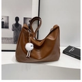 Grand sac cabas marron en similicuir souple avec un petit pendentif peluche blanc - Marron (Avec Pendentif)