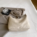 Minimalistische cremeweiße Umhängetasche für Damen mit verstellbarem Schultergurt - Weiß