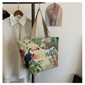 Dettaglio ravvicinato della borsa tote in tela con stampe tropicali e testo arcobaleno - Stile 2: Uccelli Tropicali e Leopardo (SANTA MARTA)
