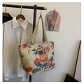 Dettaglio della borsa tote in tela con stampa bradipo e tracolla in tessuto - Stile 1: Bradipo e Ibisco (CARTAGENA)