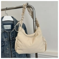Details der beigen Nylon-Einkaufstasche mit gerüschtem Schultergurt und Seitentaschen - Weiß