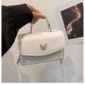 Sac à bandoulière blanc matelassé avec fermoir papillon doré et sangle réglable - Blanc