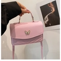 Sac bandoulière matelassé rose avec boucle papillon blanc et poignée supérieure - Rose