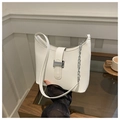 Borsa a spalla bianca a mezzaluna in pelle con catena argentata e fibbia metallica - Bianco