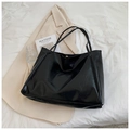 Bolso tote de cuero encerado negro brillante con correas largas y cierre magnético - Negro