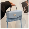 Hellblaue gesteppte Umhängetasche mit weißer Schmetterlingsschnalle und Handgriff - Blau