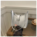 Borsa sottobraccio argento minimalista con finitura opaca e catena in metallo decorativa - Argento