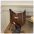 Borsa sottospalla chic in pelle marrone scuro con fibbia a H argento e catena decorativa - Marrone