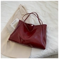 Sac cabas bordeaux brillant avec fermeture magnétique pour une tenue de bureau élégante - Rouge