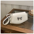 Elegante witte waaiervormige schoudertas met zilveren strik op een donkere houten tafel - Wit