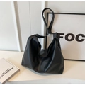 Detail van een zwarte hobo-tas met een zachte kiezellederen afwerking en geknoopte riem - Zwart