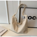 Detail van zachte crèmekleurige Hobo-tas met een stijlvolle decoratieve knoop op de schouderband - Broken Wit