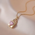 Collana a lucchetto dorata con cuore di zircone rosa su sfondo di seta color champagne - Collana con Lucchetto a Cuore (con Ciondolo) / Oro
