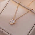Collar de corazón de oro rosa con circón mostrado en un joyero de terciopelo elegante - Oro Rosa (Corazón Blanco)