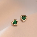 Boucles d'oreilles cœur dorées avec pierres zircons vertes sur base texturée beige - Boucles d'Oreilles Coeur Émeraude (E420)