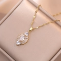 Elegante collana in titanio dorato con pendente in zircone colorato su portagioie - X1192 Collana in Zirconia Bianca