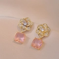 Pendientes de camelia dorada con pavé de circonitas y gema rosa de talla cojín - Pendientes de Camelia Rosa (E479)