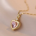 Macro-opname van gouden ketting met roze hart-edelsteen op beige satijnen achtergrond - Roze Zirconia Stijl