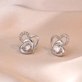 Elegante zilveren hartvormige oorknopjes met zirkonia steentjes op zijden achtergrond - Hart Oorbellen (E013)