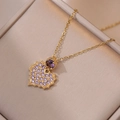 Elegante collana con ciondolo a cuore dorato e zirconi viola in una scatola regalo beige - Collana a Cuore Viola (X1570)