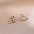 Boucles d'oreilles ailes d'ange cœur dorées avec zircone sur fond de soie champagne - Boucles d'oreilles ailes de cœur dorées (E0490)