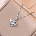Elegante Engel-Herz-Halskette mit mikroverzierten Kristallen auf einer Samt-Schmuckschachtel - Silberne Herz-Flügel-Halskette (X0957)