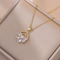Élégant collier en titane doré avec pendentif fleur en zircone sur du satin - Collier Fleur en Zircone Dorée (X2199)