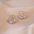 Élégantes boucles d'oreilles fleurs dorées avec zircons sur fond de soie couleur champagne - Boucles d'Oreilles Fleur en Zircone Dorée (E503)