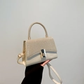 Sac bandoulière élégant blanc cassé avec rabat strass étincelant et fermoir métallique - Doré