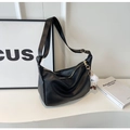 Sac hobo noir chic avec texture litchi, bandoulière large et pendentif peluche blanche - Noir avec pendentif
