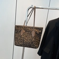 Grote luipaardprint tote bag met bruine lederen riemen en vintage woon-werkstijl - Koffie Luipaard