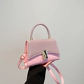 Sac à main rose avec strass brillants, fermoir doré et bandoulière en cuir - Rose