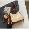 Borsa a tracolla retrò panna e marrone con ciondolo a forma di orso su un blazer - Blu Scuro (Con Ciondolo)