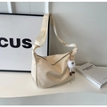 Sac demi-lune blanc cassé en cuir PU avec large bandoulière et pendentif en peluche - Blanc avec pendentif