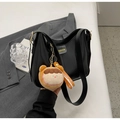 Dettaglio borsa a spalla in pelle nera con etichetta fashion e mascotte di peluche - Azzurro (Con Ciondolo)
