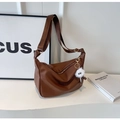 Sac cabas en cuir grainé marron foncé avec large bandoulière et pompon blanc - Café avec Pendentif