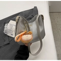 Détail du sac hobo gris argenté avec lettrage fashion et pendentif en peluche mignon - Argent (Avec Pendentif)
