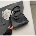 Sac bandoulière classique en cuir noir pour femme avec étiquette mode et bandoulière - Noir