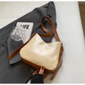 Sac bandoulière chic en cuir crème et marron avec large sangle sur blazer gris - Blanc Cassé